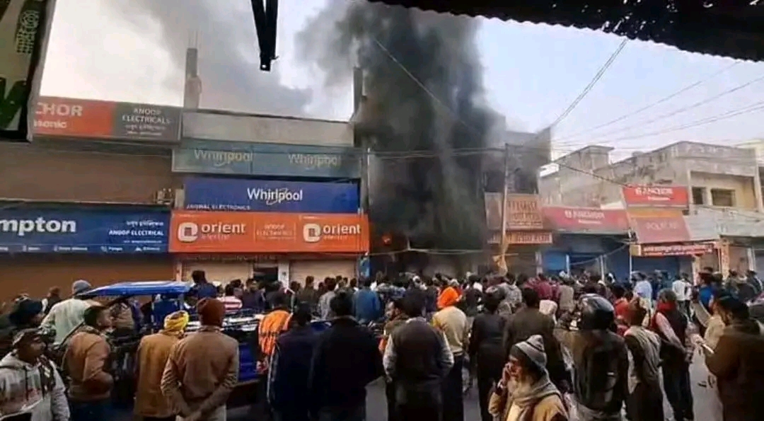 1765547092674 - क्लॉथ हाउस में भीषण आग, लाखों का नुकसान।