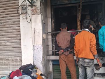 69507f1a 6084 4200 81b8 7ddf66f87457 1766465150766 - आग से 15 लाख का सामान जला, कपड़े की दुकान जलकर राख, जांच जारी।