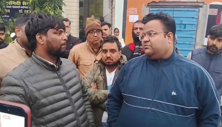 Alleging negligence in treatment relatives of a woman created a ruckus at a private hospital after her death - महिला की मौत के बाद निजी अस्पताल में परिजनो ने किया हंगामा।