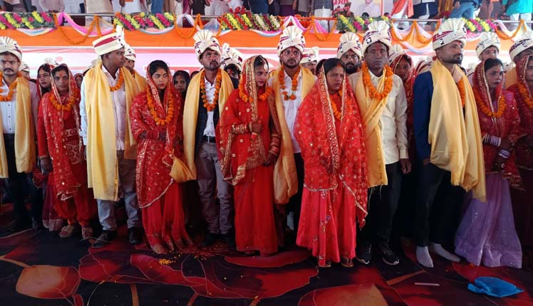 Under the Chief Ministers Mass Marriage Scheme 581 couples tied the knot - सामूहिक विवाह योजना के अंतर्गत 581 जोड़ों ने थामा हाथ।