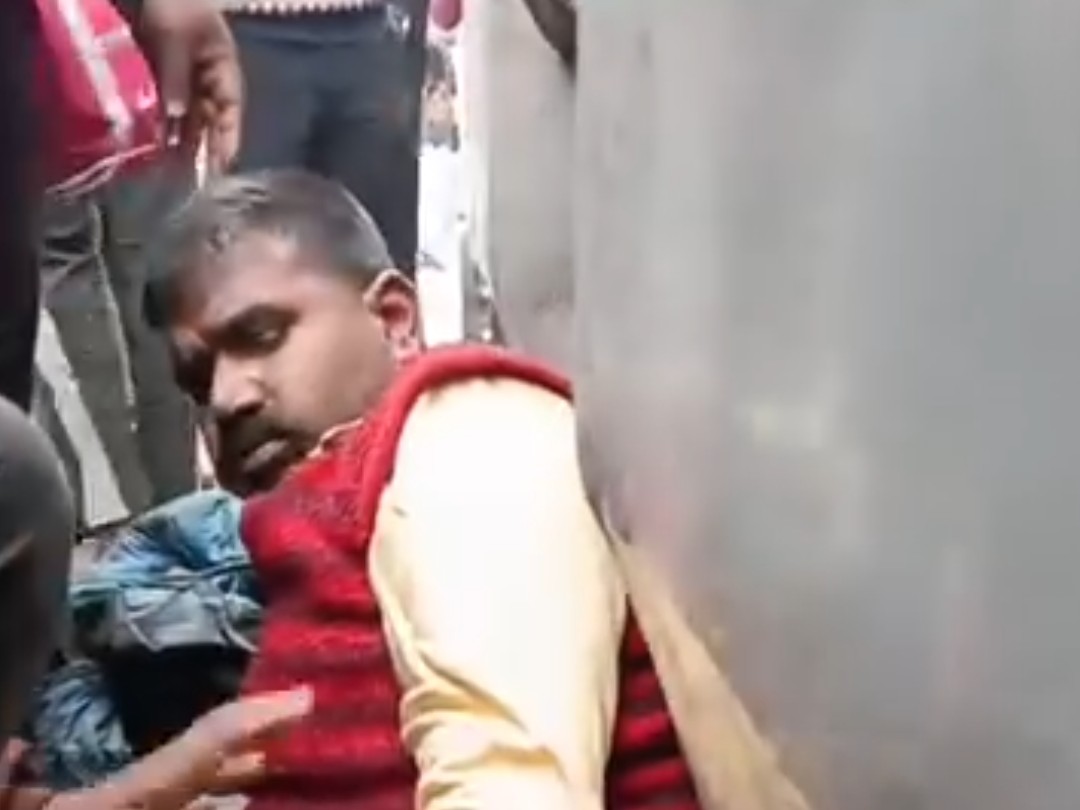 c1e25e14 1a75 4662 b371 9ecbf0a06a07 1766493604023 - ट्रेन और प्लेटफॉर्म के बीच फंसे यात्री को आरपीएफ ने साहसिक रेस्क्यू में बचाया।