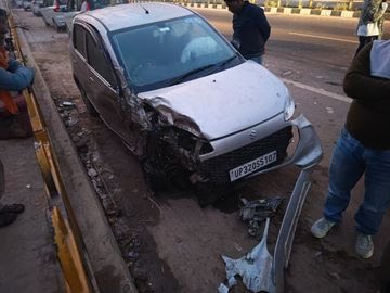 e93c9f8f bf9a 468e b945 72b628532cd9 1765541797480 - रॉन्ग साइड ट्रेलर की टक्कर से बाल-बाल बचे सीओ, फोरलेन पर कुछ देर ठप रहा यातायात।