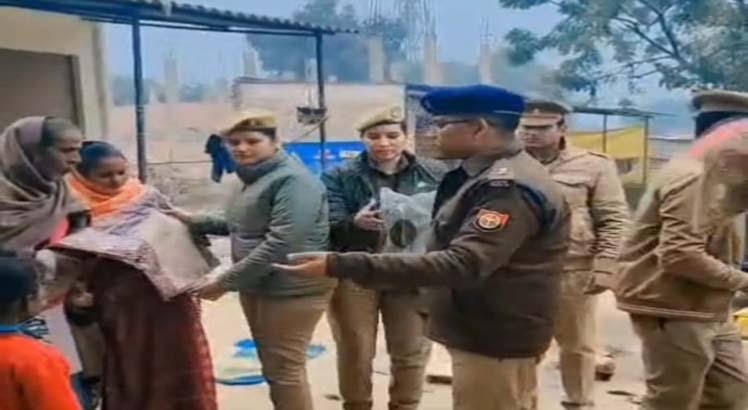 images 1 3 - कड़ाके की ठंड में पुलिस बनी सहारा, जरूरतमंदों को बांटे गर्म कपड़े।