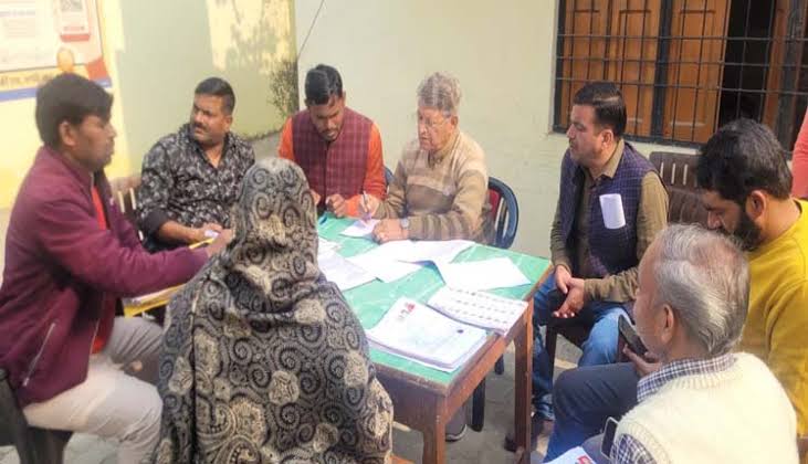 images 4 1 - पुनरीक्षण अभियान स्थिति जानने बूथों पर पहुंचे विधायक वेद प्रकाश गुप्ता।