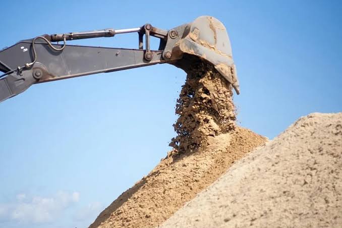 images - अवैध खनन के आरोप, प्रशासनिक सूचना तंत्र पर भी सवाल।