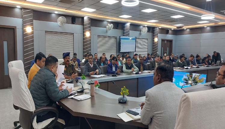The District Magistrate held a review meeting regarding the resolution of IGRS complaints - आईजीआरएस शिकायतों के निस्तारण को लेकर डीएम ने की समीक्षा बैठक।