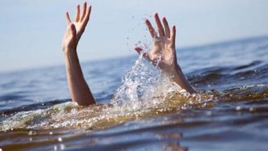 13 drown as dinghy capsizes in AP stream 1493396885 - स्नान के दौरान बड़ा हादसा, तीन महिलाओं की डूबने से मौत, दो की तलाश जारी।