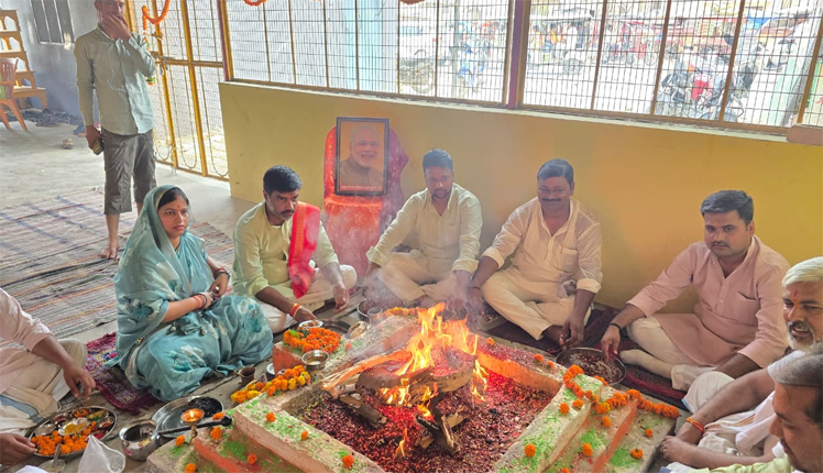 Modi becomes the longest serving elected Prime Minister party workers offer congratulations with havan and prayers. 2 - लगातार सबसे लंबे समय तक प्रधानमंत्री बने मोदी, कार्यकर्ताओं ने हवन-पूजन कर दी बधाई।