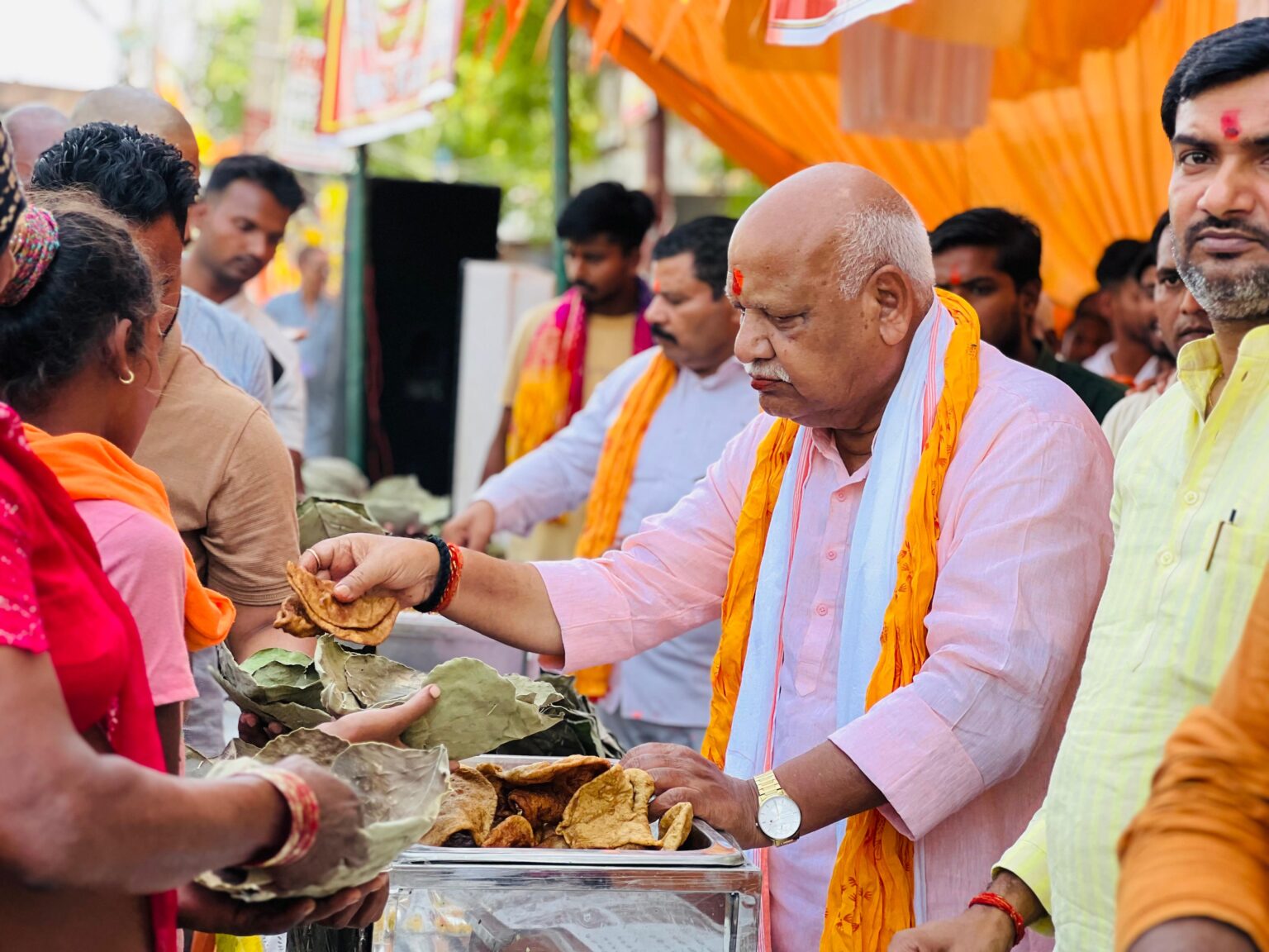 On Bada Mangalwar the Ayodhya Nyas organized grand community feasts at four locations 1536x1152 1 - बड़े मंगलवार पर अयोध्या चार स्थानों पर आयोजित किया विशाल भंडारा।