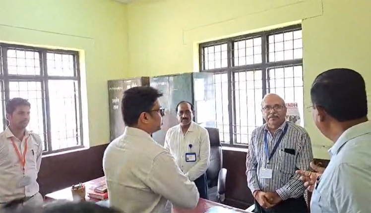 Transport Commissioner inspects RTO office directs that shortcomings be rectified within three days - परिवहन आयुक्त ने किया आरटीओ कार्यालय का निरीक्षण, तीन दिन में कमियां दूर करने के निर्देश।