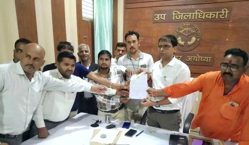 1784694274447 - राशन देने से इनकार पर पत्रकार से अभद्रता का आरोप, एसडीएम को सौंपा ज्ञापन।