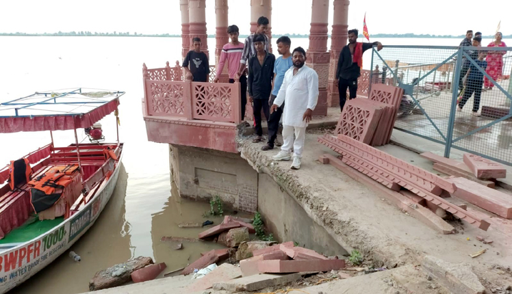 Allegations of dumping debris from the Guptar Ghat construction into the Saryu River administration orders an inquiry following a complaint - निर्माण का मलबा सरयू में फेंकने का आरोप, शिकायत पर प्रशासन ने दिए जांच के निर्देश।