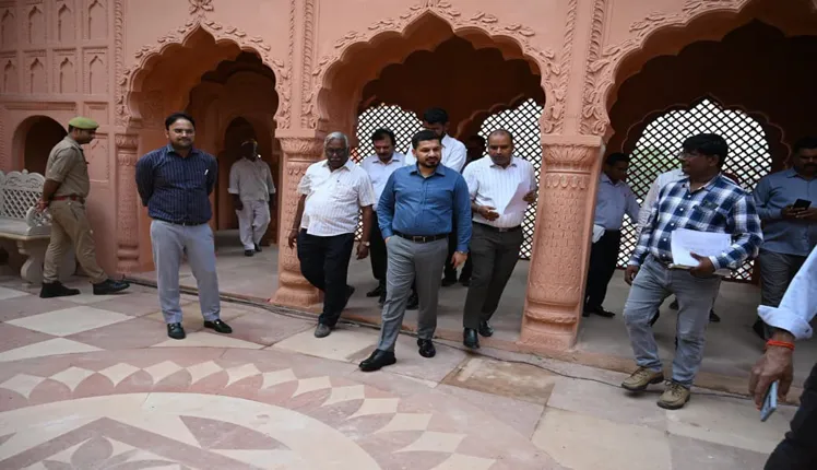 DM inspected the beautification work of the historic Chowk gate 6197a7 - ऐतिहासिक द्वार के सौंदर्यीकरण कार्य का डीएम ने किया निरीक्षण।