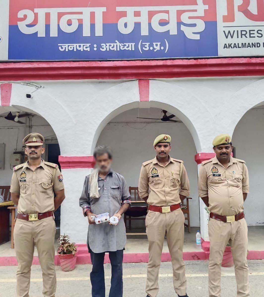 FB IMG 1785338714078 - चोरी गये सामान व एक अदद अवैध चाकू के साथ 01 नफर वांछित शातिर चोर को थाना मवई पुलिस द्वारा गिरफ्तार किया गया।