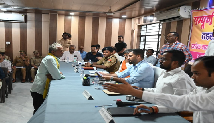 Sampoorna Samadhan Diwas Comprehensive Grievance Redressal Day 542 complaints received 71 resolved on the spot salary of Jal Nigam Executive Engineer withheld - संपूर्ण समाधान दिवस: 542 शिकायतें पहुंचीं, 71 का मौके पर निस्तारण।