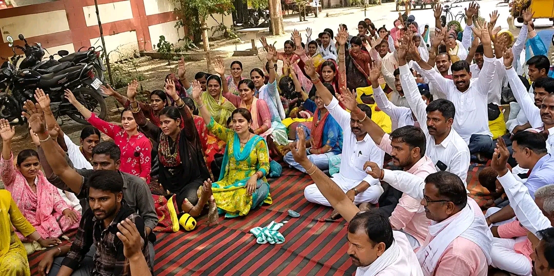 1787326859210 - घूस मामले में पकड़े गए लेखपाल उत्कर्ष दीप के समर्थन में उतरे जिलेभर के लेखपाल, सदर तहसील में दिया धरना।
