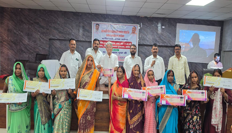 MLA Ved Gupta honors cooks says they play a crucial role in childrens nutrition - विधायक ने किया रसोइयों का सम्मान, बोले- बच्चों के पोषण में इनकी अहम भूमिका।