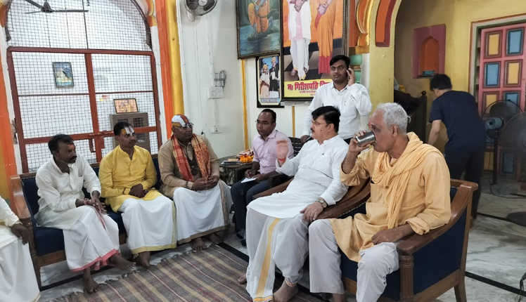Mayor assures resolution of issues faced by pilgrimage priests registration and identity cards to be issued - तीर्थ पुरोहितों की समस्याओं के समाधान का महापौर ने दिया भरोसा, होगा पंजीकरण व पहचान पत्र जारी।