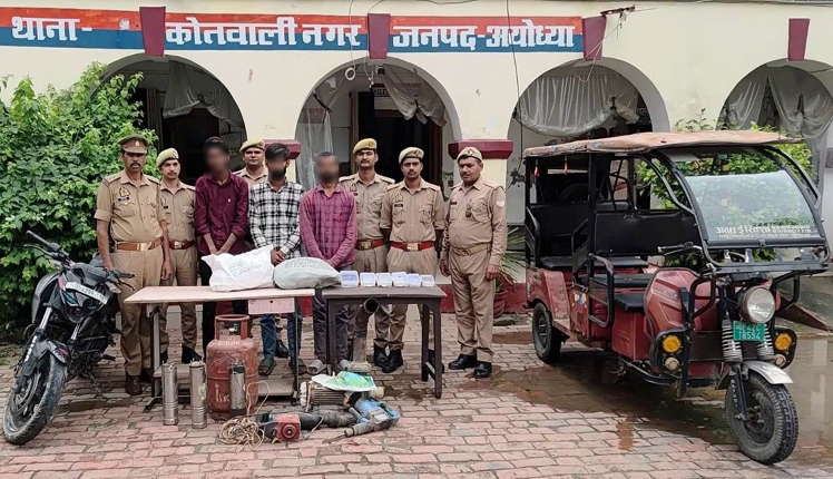 Three thieves arrested for breaking into and burgling locked houses - घरों के ताले तोड़कर चोरी करने वाले तीन चोर गिरफ्तार।