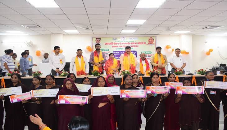 images 2 3 - उत्सव में गूंजा महिला सशक्तिकरण का संदेश, उत्कृष्ट योगदान के लिए महिलाओं का सम्मान।