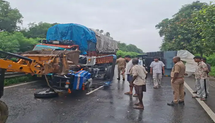 A DCM truck collided with a tractor trolley carrying 28 pilgrims who were on their way to visit Ayodhya - दर्शन को आ रहे श्रद्धालुओं की ट्रैक्टर-ट्रॉली में डीसीएम ने मारी टक्कर।