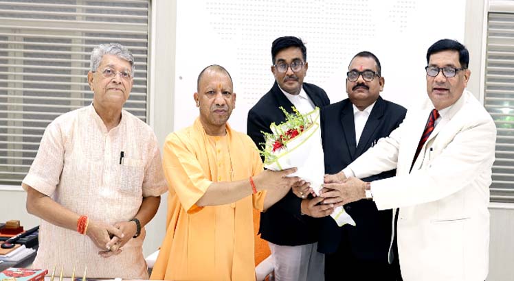 Discussion held with the Chief Minister regarding the construction of a multi story chamber building at the court - कचहरी में बहुमंजिला चैम्बर भवन निर्माण के लिए मुख्यमंत्री से हुई वार्ता।
