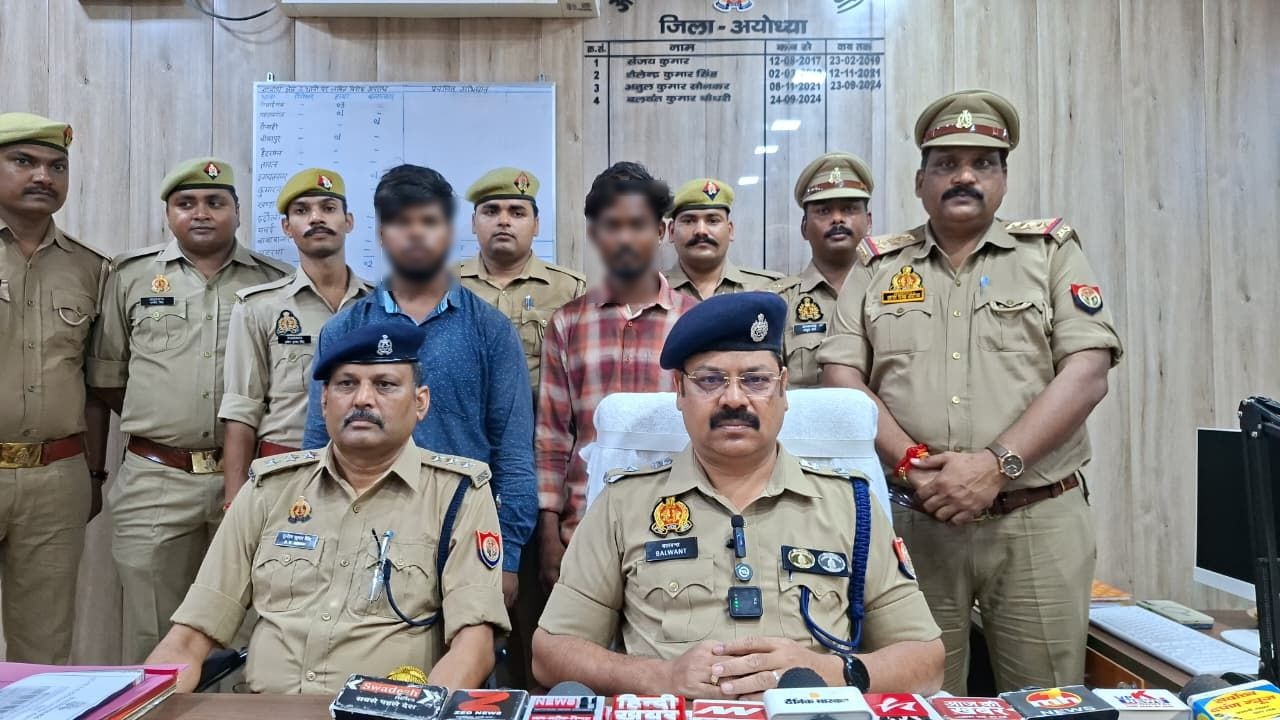 Two miscreants arrested for snatching a chain from an elderly couple at gunpoint one absconding - तमंचा दिखाकर बुजुर्ग दंपती से चेन लूटने वाले दो बदमाश गिरफ्तार, एक फरार।